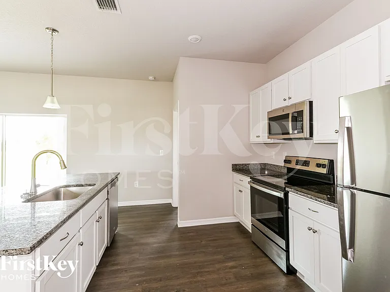 2216 NW 18th Ter — Photo 7