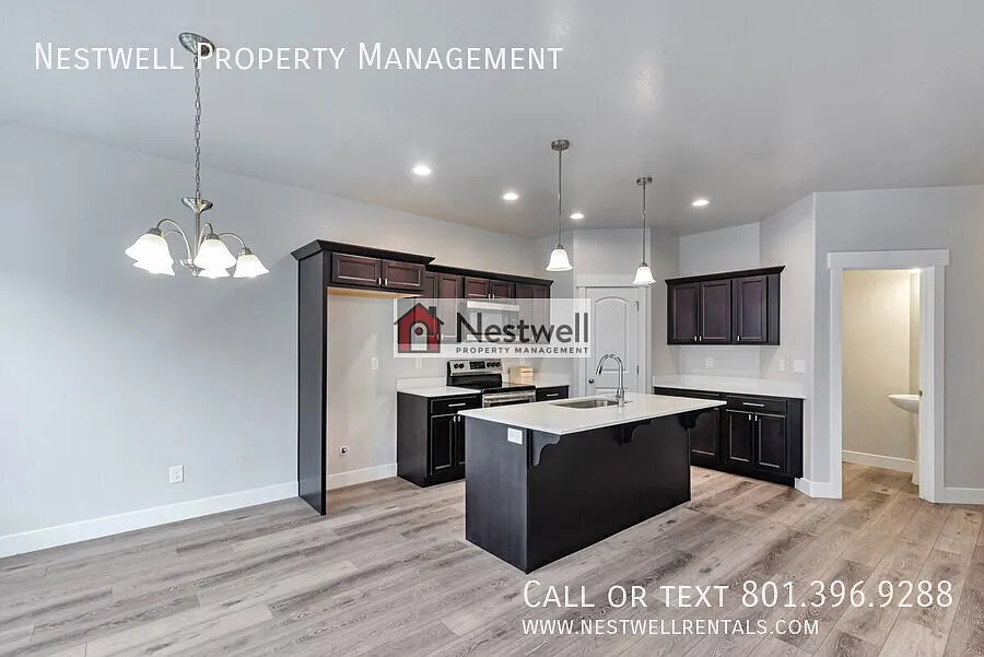 Beautiful and modern townhome in Lehi! — Photo 2