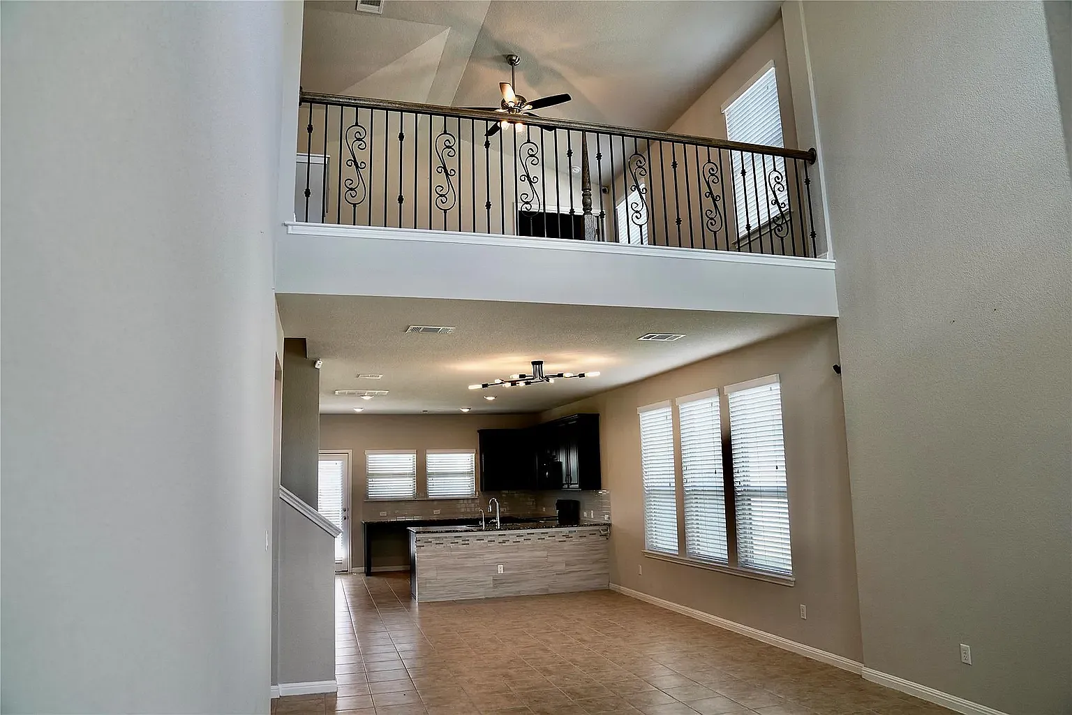 4 bed, 2.5 bath, 2522 sqft, $2,500 — Photo 2