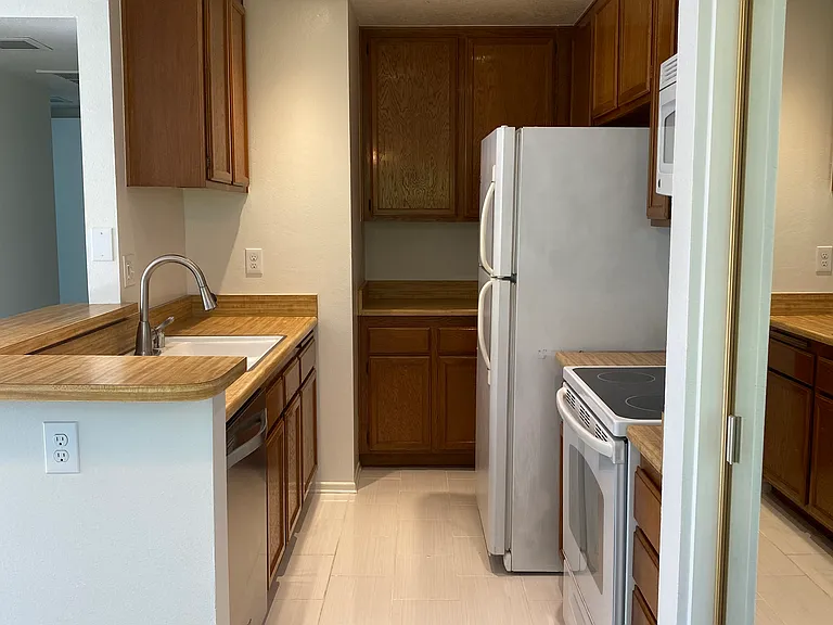 18252 Parkview Ln #205 — Photo 8