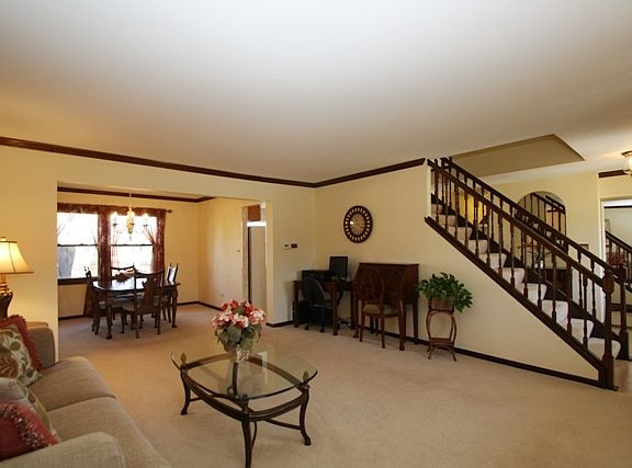 3rd image of 184 Grovenor Dr