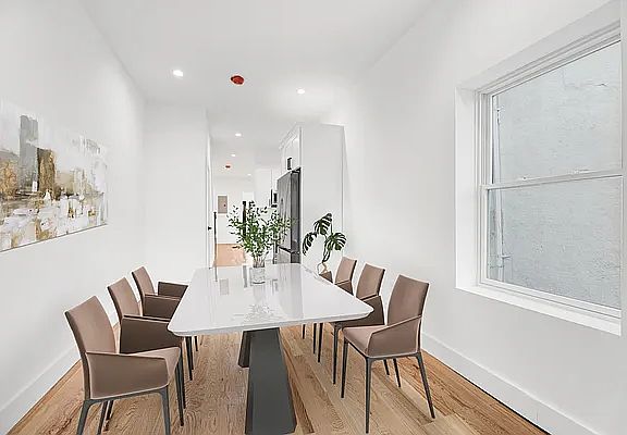 5th image of 739 E 9th St