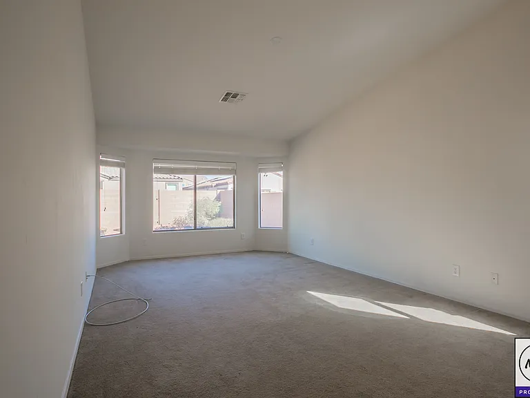 25550 W Beth Dr — Photo 4