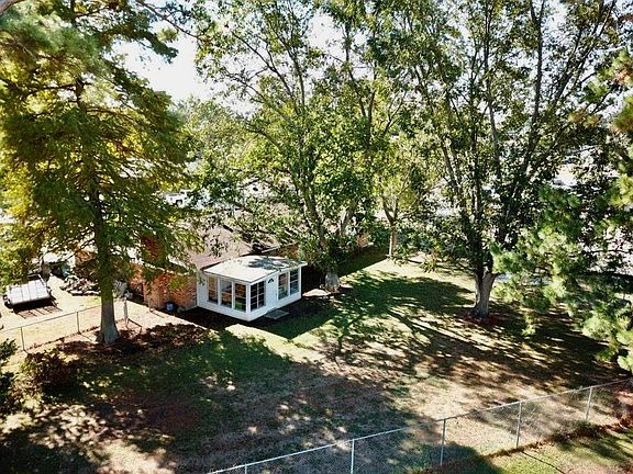 4th image of 120 Willow Cir
