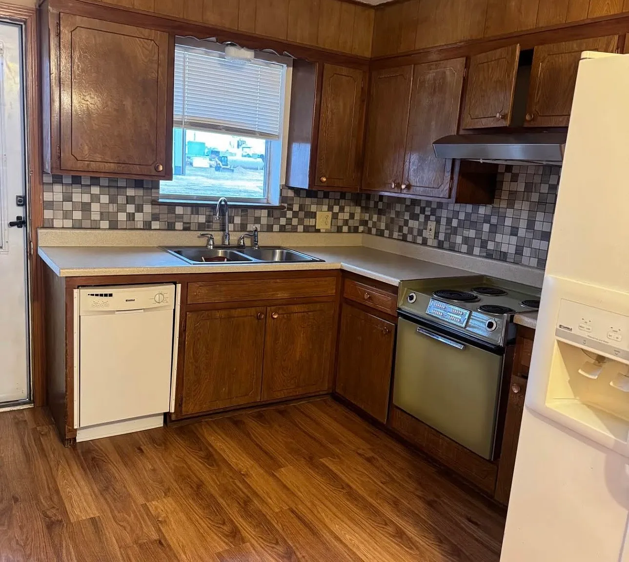 3 bed, $850 — Photo 1