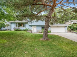 572 Redwood Ln, New Brighton, MN 55112