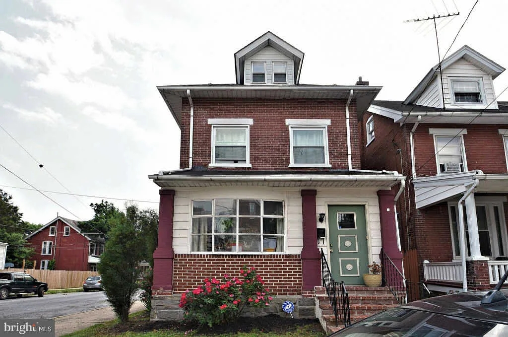 230 Oak St photo 1