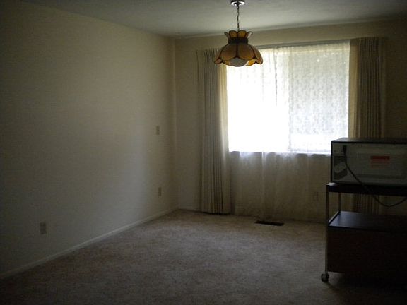4th image of 1225 NW Douglas Dr