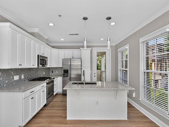 4th image of 525 Grant Park Ct