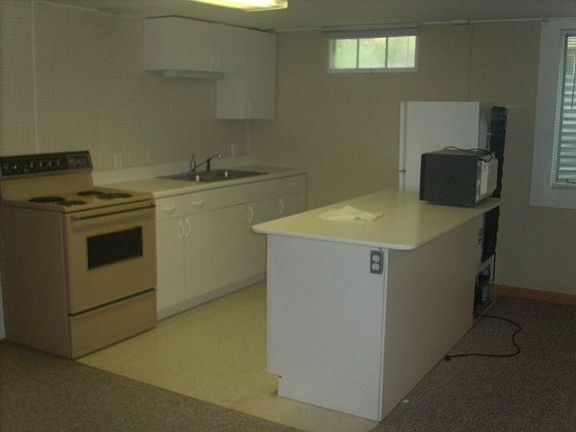 4th image of 2320 1/2 Pine St