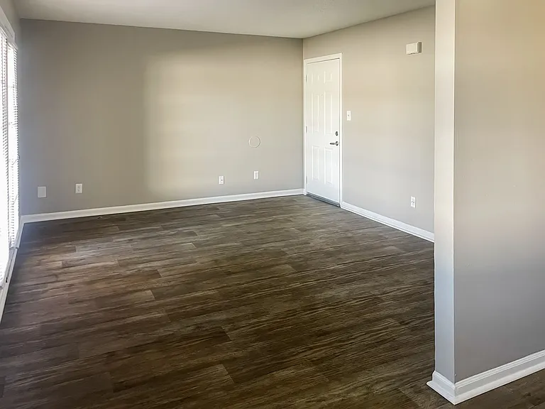 Turnberry Square Apartments — Photo 38
