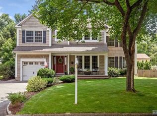 24 Holly Ln, Cresskill, NJ 07626