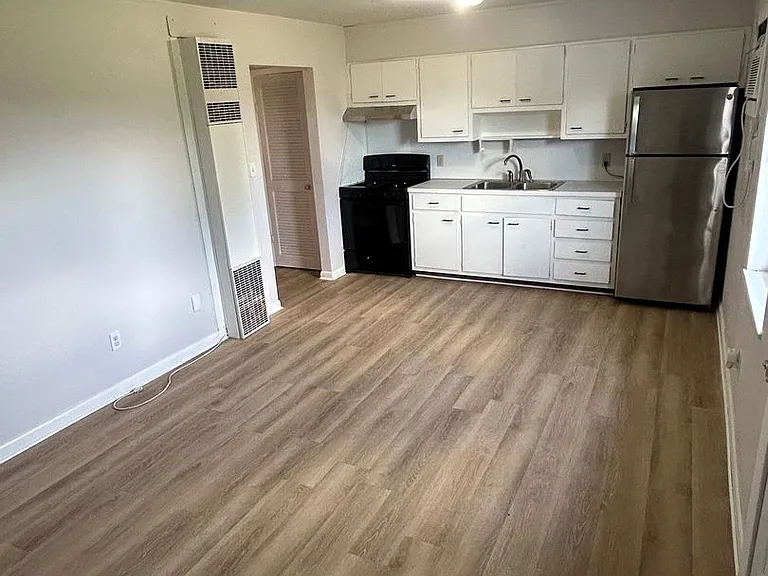 1512 W 4th St — Photo 1