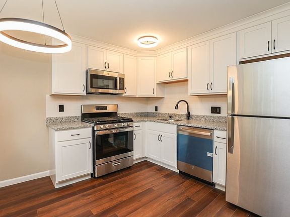 3rd image of 68 Edgelawn Ave APT 8