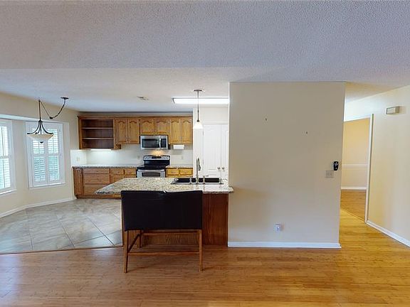 4th image of 379 Oak Lake Dr