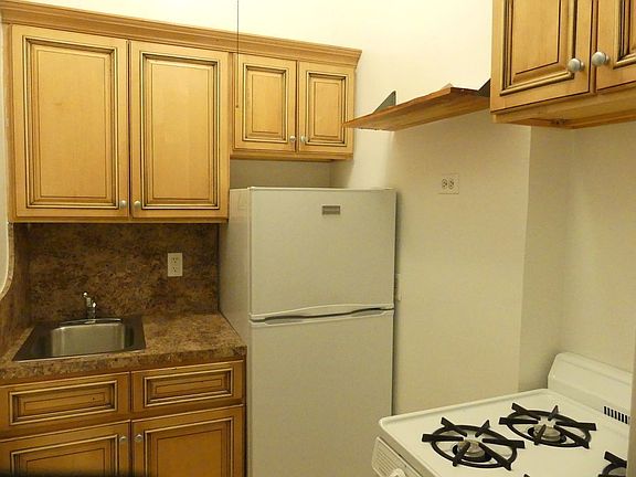 5th image of 203 W 54th St #4F