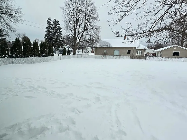 Side Yard, fully fenced