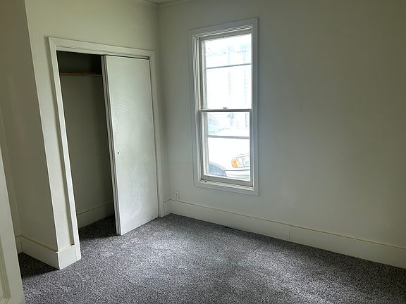Upstairs bedroom w/ closet