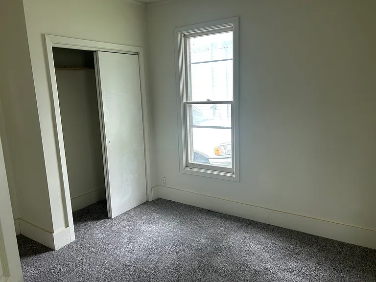 Upstairs bedroom w/ closet