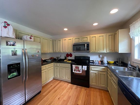 3rd image of 292 White Oak Dr