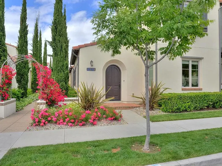 1378 Dahlia Loop — Photo 1
