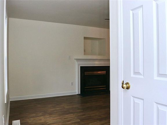 4th image of 105 Oakgrove Dr