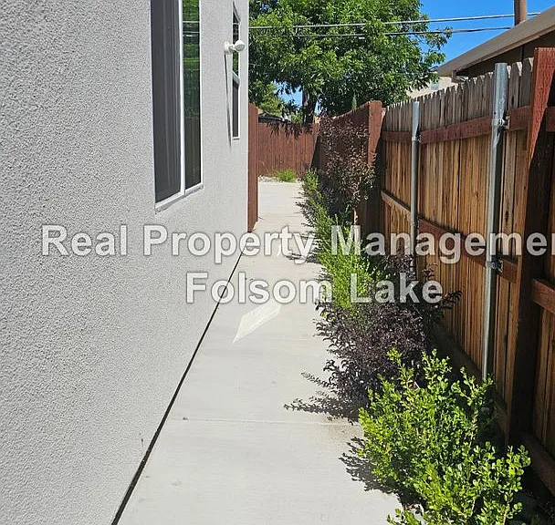 5431-1 Bradford Dr — Photo 2