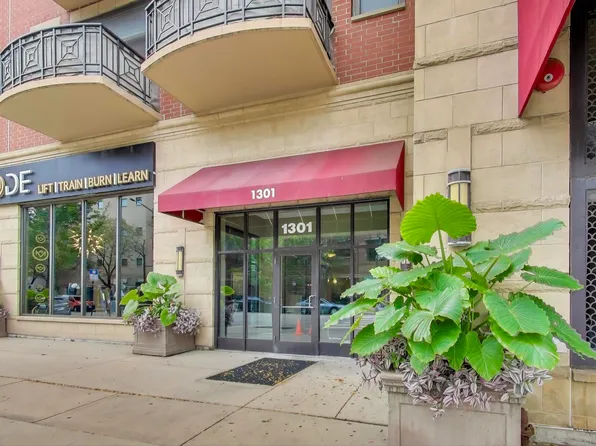 1301 W Madison St APT 315, Chicago, IL 60607