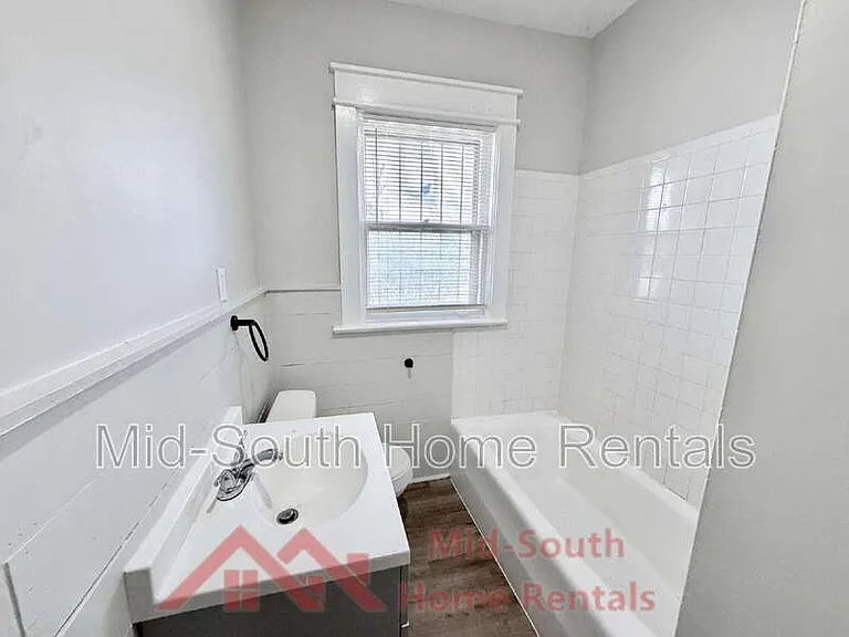 1956 Lamar Ave — Photo 12