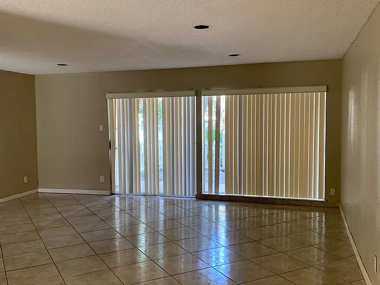 700 Sunset Dr — Photo 2