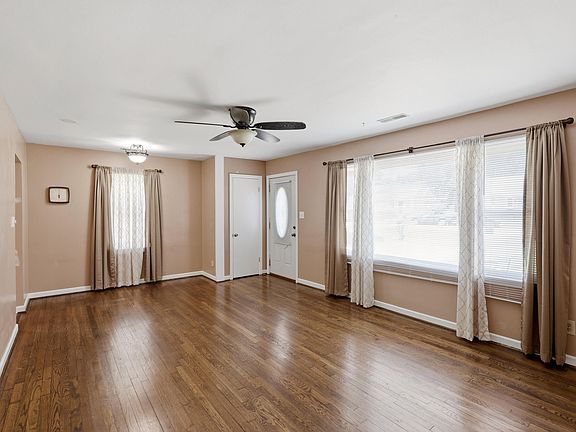 3rd image of 1008 Della Dr