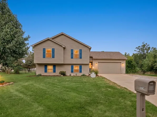 1714 Phillippe Dr, Mahomet, IL 61853