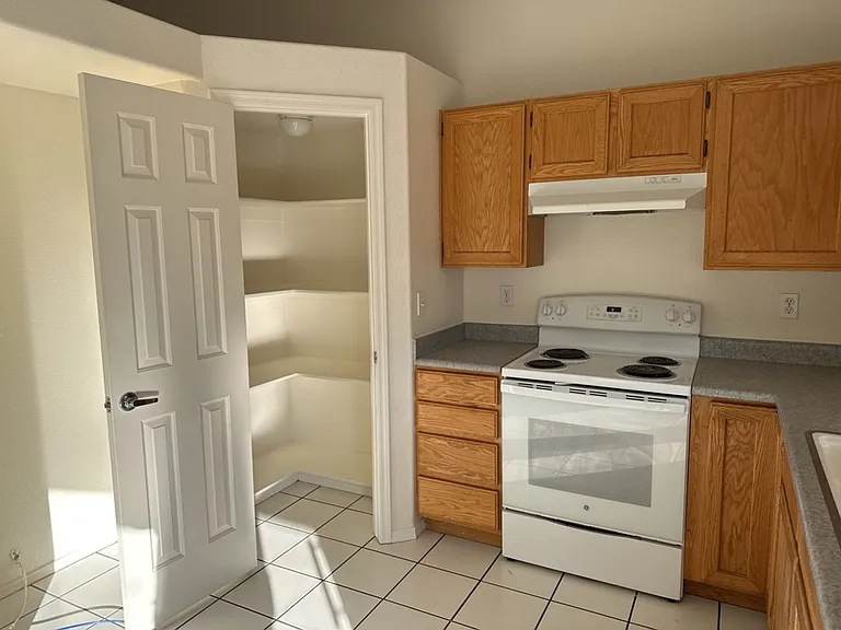 1340 Garvey Dr — Photo 10