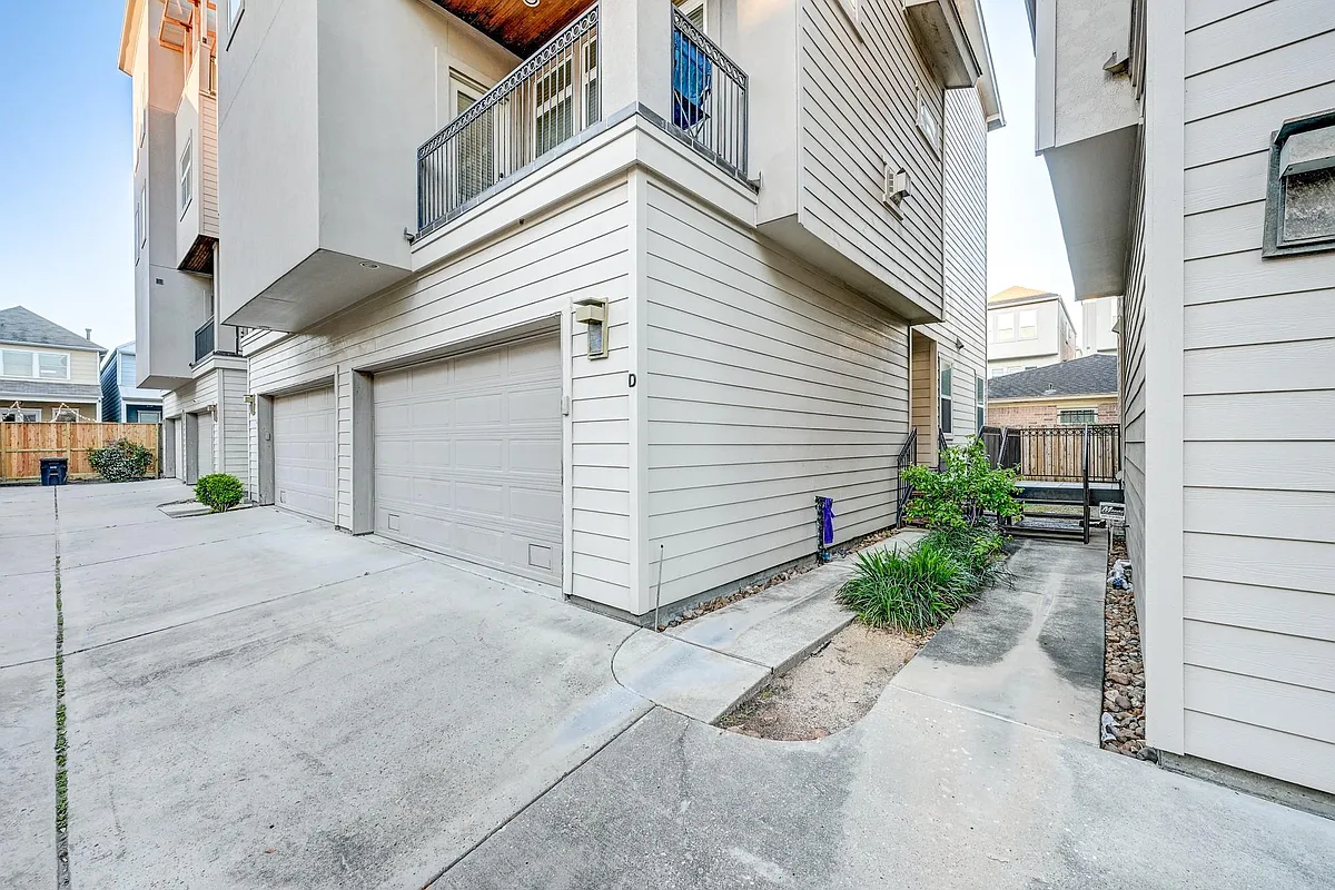Building Photo - 1325 W 24th St #D