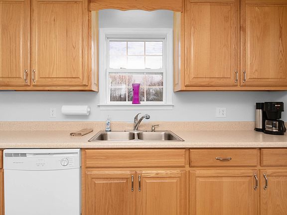 3rd image of 16 Parkview Dr