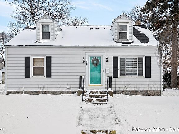 2nd image of 1679 Hillmount St NW