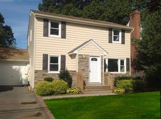 98 Staples St, Farmingdale, NY 11735