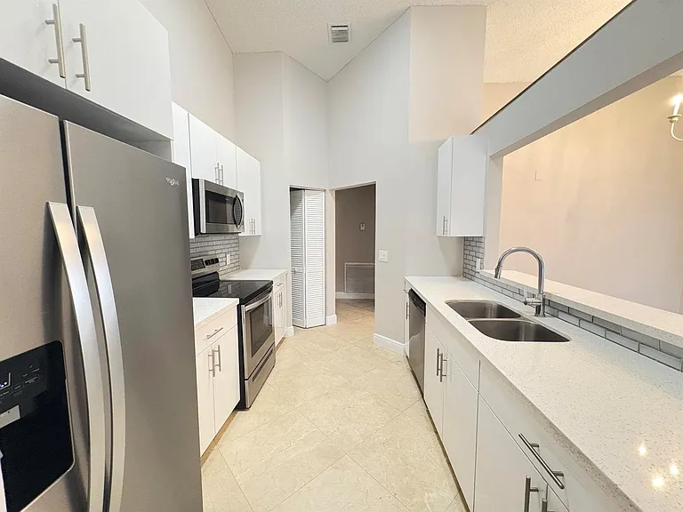 1220 NW 15th Ave — Photo 3