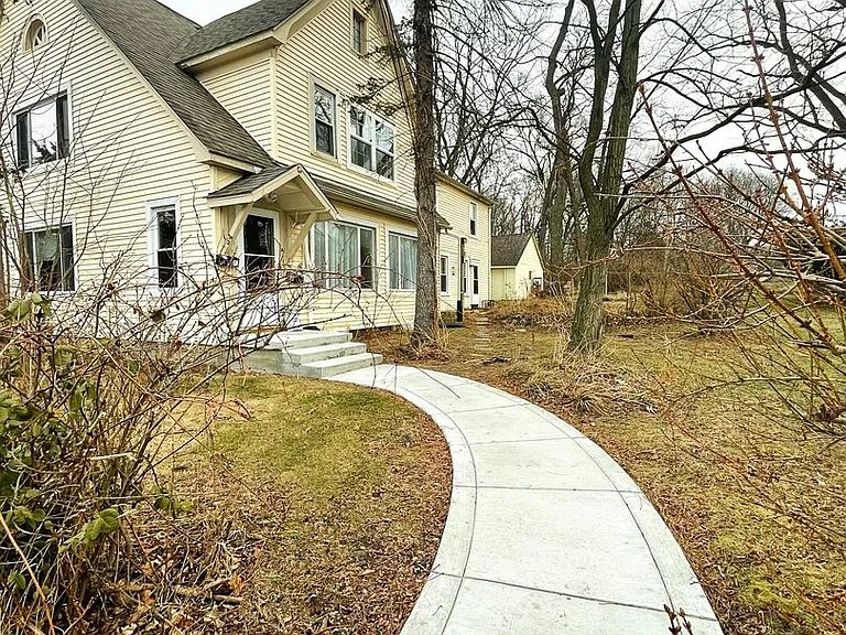 734 N River St — Photo 11