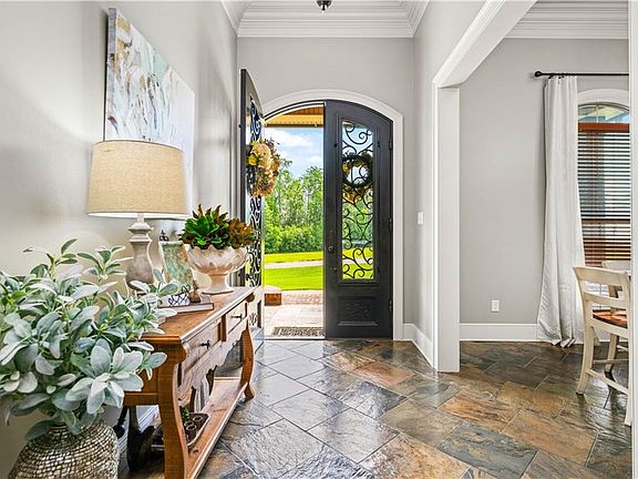 4th image of 605 Forest Edge Dr