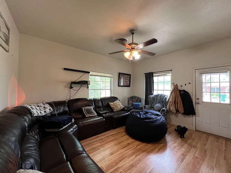 547 E Crow St — Photo 2