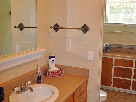 5th image of 2619 S Hills Dr