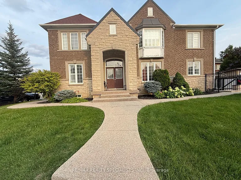 12 Donherb Cres — Photo 1