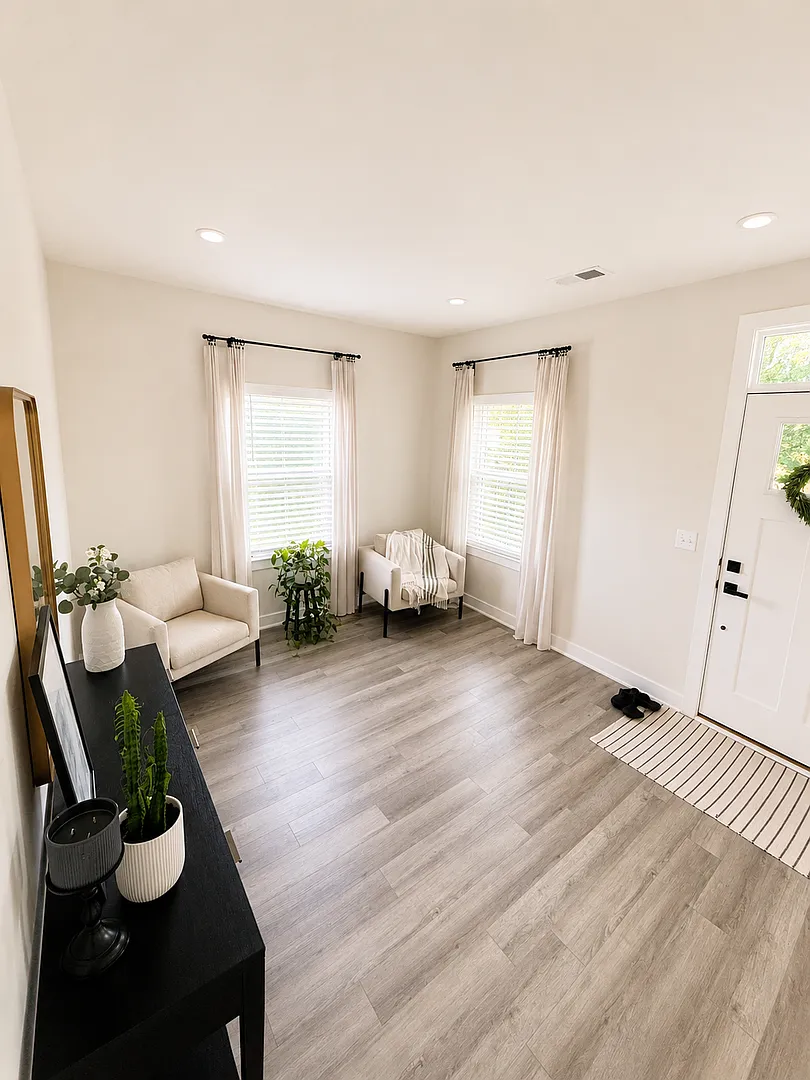 Stylish Living in Riverstone — Photo 3