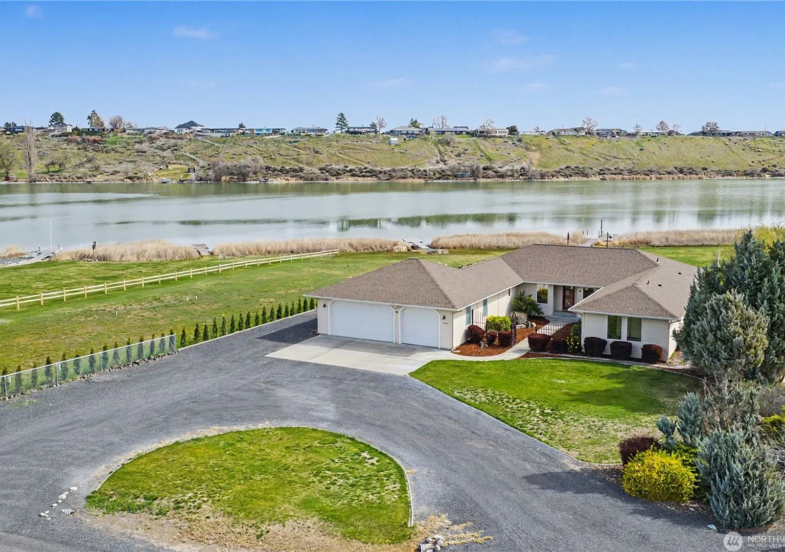 Lake Living! 3 bed 2 bath on the lake house — Photo 1