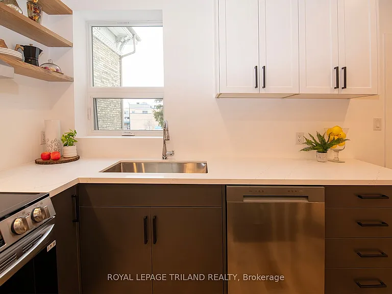 425 Dundas St #202 — Photo 8