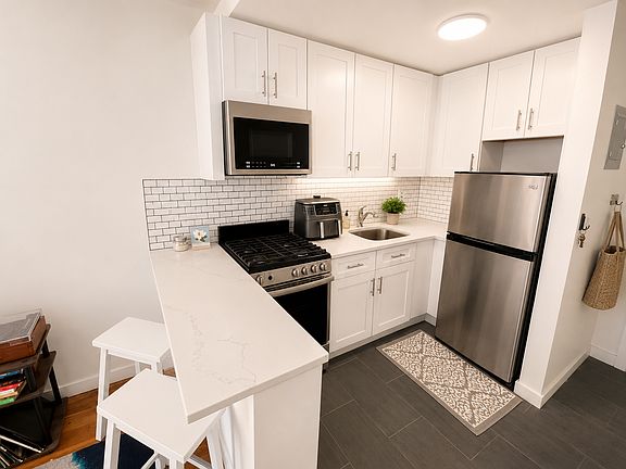 3rd image of 234 E 77th St #5B