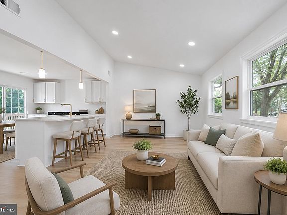 4th image of 2409 Mary Pl