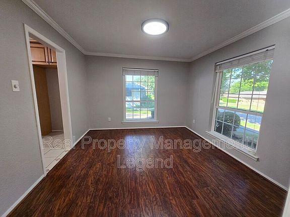 4th image of 1110 Wilshire Dr
