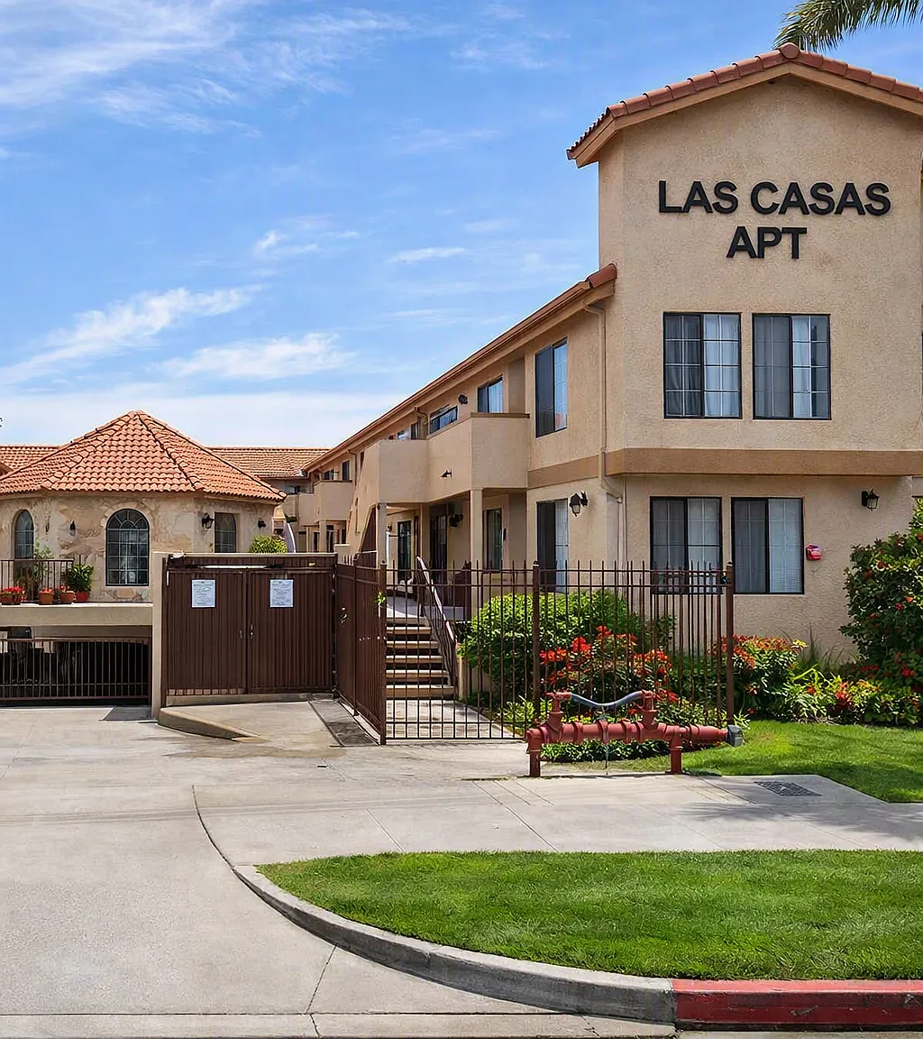 Las Casas Apartments — Photo 1
